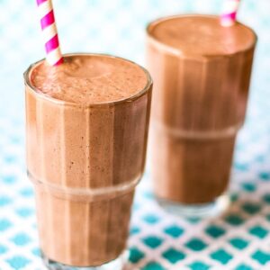 cacao smoothies with straws.