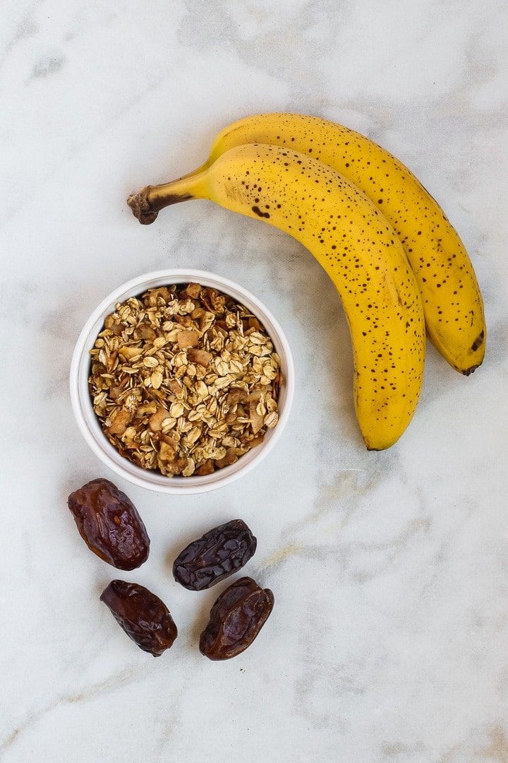 vegan oatmeal cookies ingredients: 2 ripe bananas, 4 Medjool dates, bowl of sugar free granola