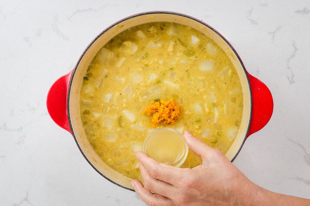 Pouring lemon juice into the pot. 