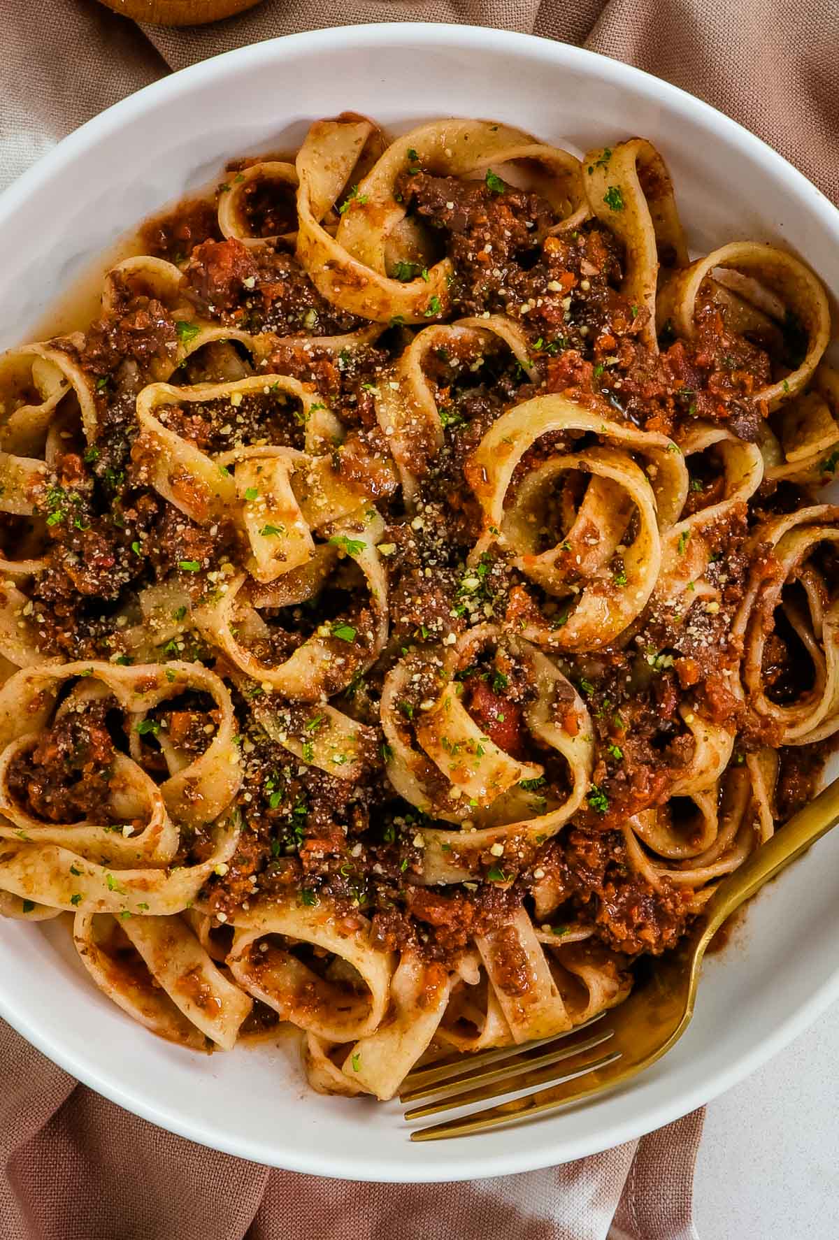Close up of fettuccine with bolognese sauce. 